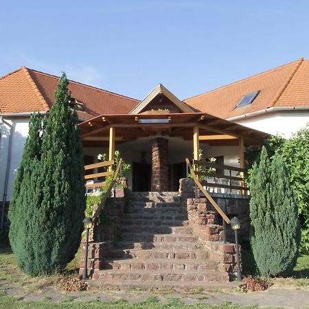 Voeroesko Apartmanhaz Revfulop Ngoại thất bức ảnh